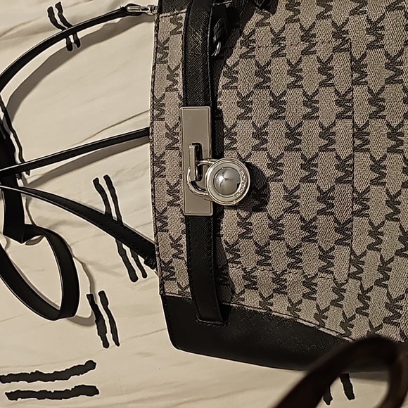 Michael Kors Hamilton MD Grey & Black CrossbodyBag Lock Key Michael Kors - Picture 2 of 4